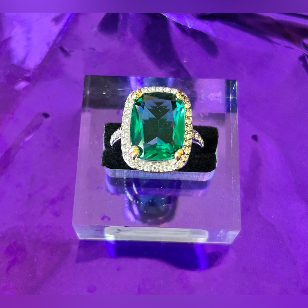 Size 8 - Beautiful Teal Green Cocktail Ring, Large Center Stone - Picture 15 of 17